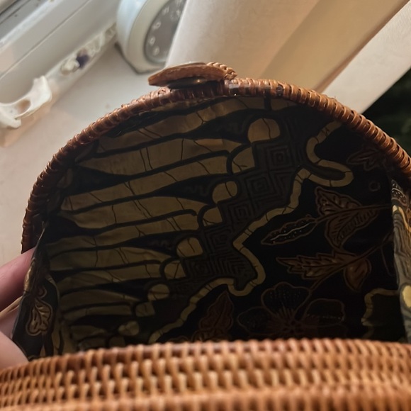 Bali woven rattan circular bag - Picture 3 of 3